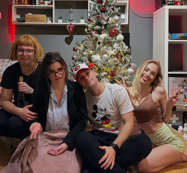 Ezek a képek 2022.12.29-én készültek, azóta sok minden történt… De a csapatunk újra színpadra lép pár óra múlva, és nagyon bízunk benne, hogy addig csinálhatjuk ameddig csak lehet ❤️ 
Újra együtt, és még erősebben mint valaha🎭
Pár óra múlva ezt meg is mutatjuk nektek! 
Köszönjük, hogy velünk vagytok, és a sok támogatást🤗

#vasarnapiebéd #szabokitti #kapilevente #truckenbrodfanni #novatoresprodukcio #színház #újraegyütt #csodacsapat