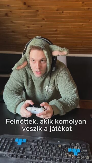 Rudi végre nyeregben érzi magát, hiszen azt hiszi, hogy ő a videojátékok királya 👑 Talán ez az egyetlen olyan helyzet, amikor - nem tudatosan - sikerül Mama fölé kerekednie 🎮 Nyilván ez a valóságot egyáltalán nem tükrözi. 
Ha kiváncsi vagy Mama és Rudi hatalmi harcára, mindenképp nézd meg a VASÁRNAPI EBÉD színdarabot🎭

#novatoresprodukcio #kapilevente #gomboskrisztian #vasárnapiebéd #szinhaz