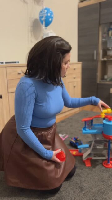 Mamával nem egyszerű, főleg akkor, ha az unokákról van szó. Anita ezért inkább sokszor rá hagyja a dolgokat. Arról nem is beszélve, hogy ezeket az új szavakat Mama már nem is érti, mondjuk nem is akarja megérteni🫥
Találkoztatok ezzel a két karakterrel a VASÁRNAPI EBÉD című színdarabban🎭
Jegyek már kaphatóak 🎫 

#novatoresprodukcio #kapilevente #szabokitti #vasárnapiebéd #szinhaz