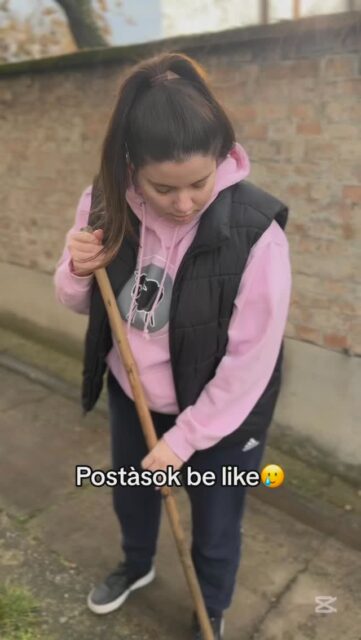 Remélhetőleg, csak Anitával fordul elő olyan, hogy tűkön ülve várja a postást, de a postás meg se várja, hogy odaérjen hozzá, inkább bedobja az értesítőt🫣 
Vagy lehet, hogy csak fél Anitától😅 
A VASÁRNAPI EBÉD című színdarabban választ kaptok rá miért félnek Anitától🎭
Jegyek már kaphatóak 🎫

#novatoresprodukcio #szabokitti #gomboskrisztian #vasárnapiebéd #szinhaz
